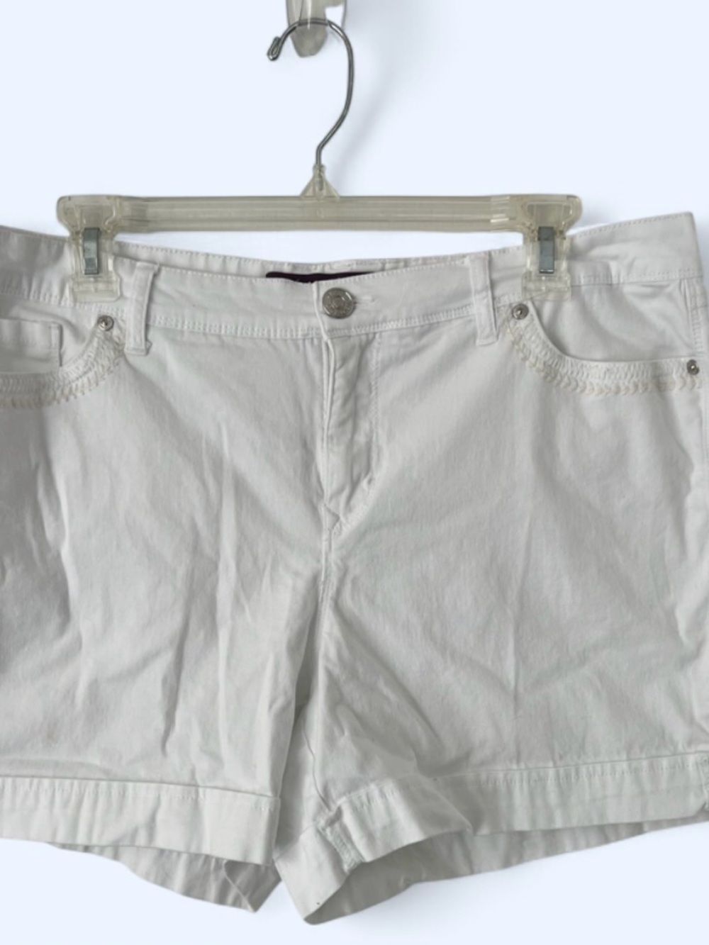 Gloria Vanderbilt Womens chino shorts in size 14.